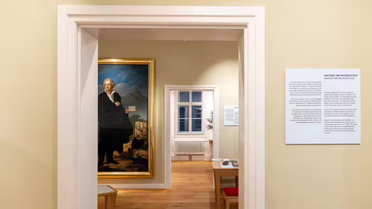 Blick in die Ausstellungsräume; durch die Tür ist links das Gemälde »Goethe als Dichter und Künstler vor dem Vesuv« von Heinrich Christoph Kolbe aus dem Jahr 1826 zu sehen.