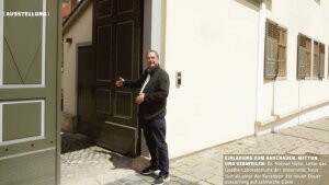 EINLADUNG ZUM ANSCHAUEN. MITTUN  UND VERWEILEN: Dr. Helmut Hühn, Leiter des  Goethe-Laboratoriums der Universität, freut  sich als einer der Kuratoren der neuen Dauerausstellung auf zahlreiche Gäste